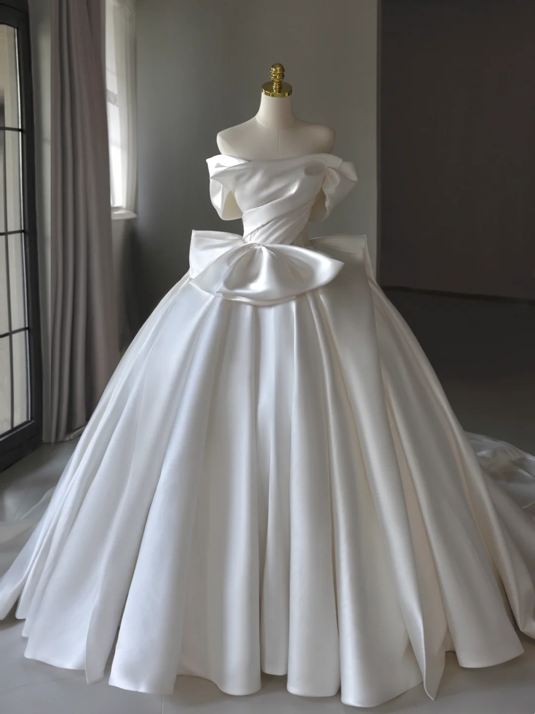Prinzessin Brautkleid Ballkleid aus der Schulter Satin Brautkleid mit weißen kurzen Ärmeln Brautkleider bescheidene Brautkleider DH1288