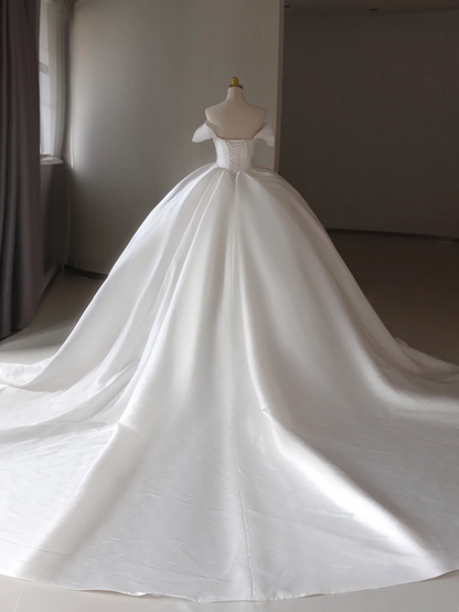 Prinzessin Brautkleid Ballkleid aus Satin mit schulterfreiem Rücken und weißen kurzen Ärmeln Brautkleider, schlichte Brautkleider DH1289