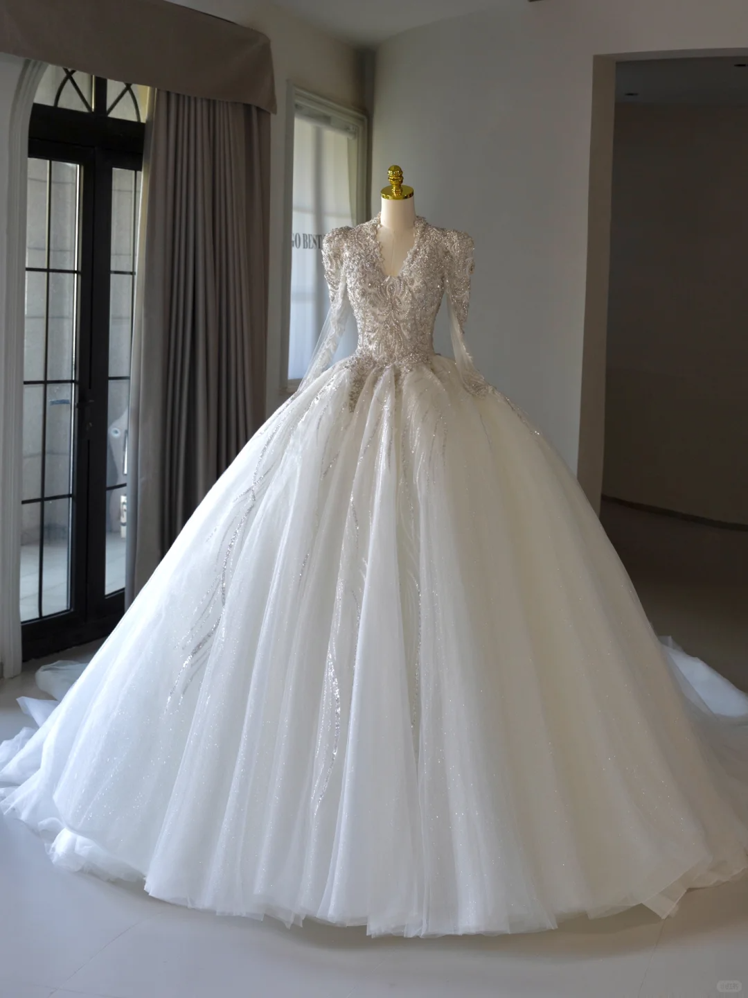 Luxus-Ballkleid mit V-Ausschnitt und langen Ärmeln, Spitze, Brautkleid mit silbernen Perlen, Brautkleider, bescheidene Brautkleider, Brautkleid DH1301
