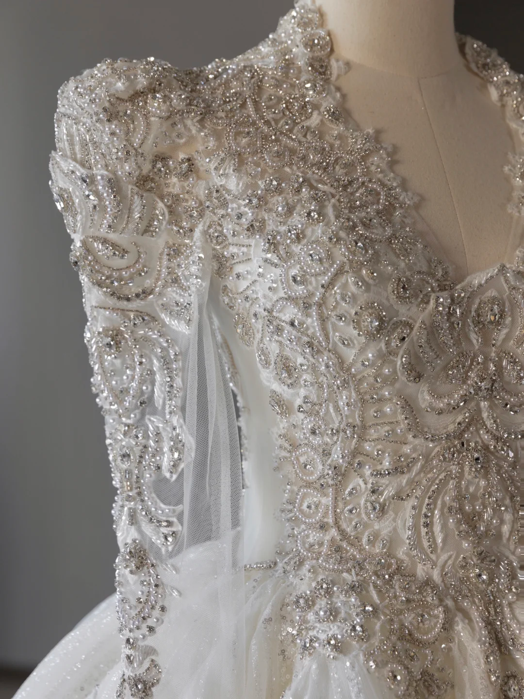 Luxus-Ballkleid mit V-Ausschnitt und langen Ärmeln, Spitze, Brautkleid mit silbernen Perlen, Brautkleider, bescheidene Brautkleider, Brautkleid DH1301