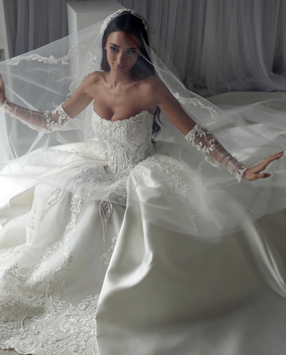 Beautiful Ball Gown Sweetheart Sleeveless White Satin Pleated White Pearls Beads Wedding Dress Modest Wedding Dresses Princess Wedding Gowns DH1483