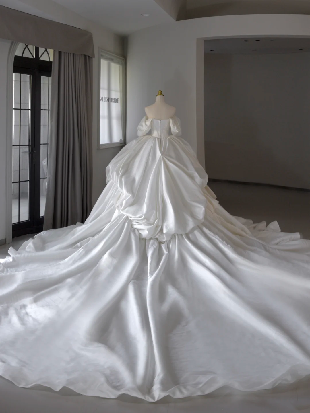 Prinzessin Brautkleid Ballkleid aus der Schulter Satin Brautkleid mit kurzen Ärmeln Brautkleider bescheidene Brautkleider DH1544