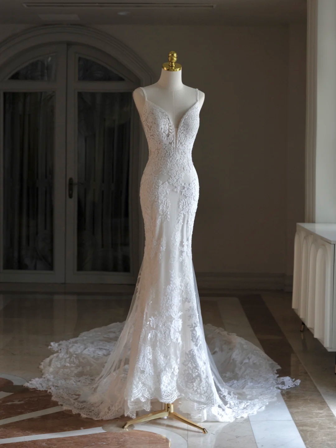 Luxus Meerjungfrau Spaghettiträger Spitze Weißes Brautkleid Bescheidene Brautkleider Prinzessin Brautkleider DH1548