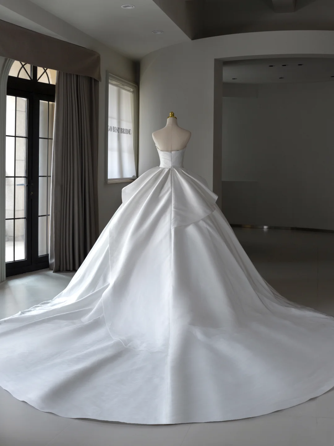 Prinzessin Brautkleid Ballkleid Trägerloses Satin Brautkleid Mit Rüschen Weiße Brautkleider Bescheidene Brautkleider DH1549