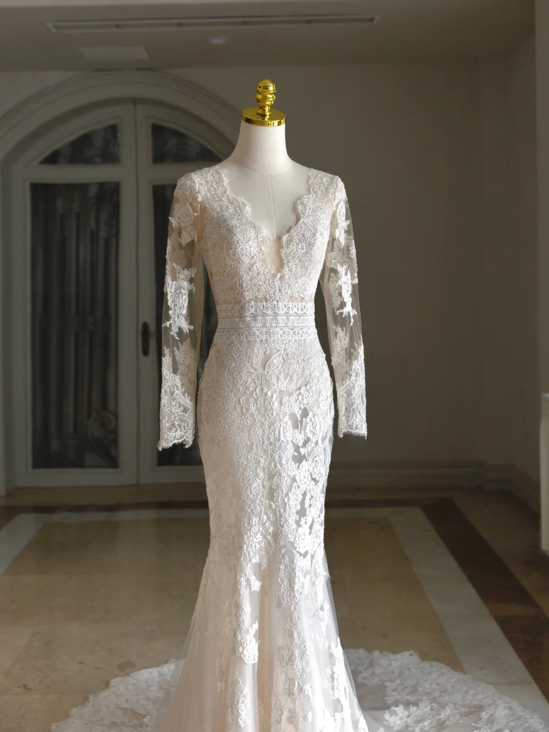Luxus Meerjungfrau V-Ausschnitt Lange Ärmel Spitze Weißes Hochzeitskleid Bescheidene Hochzeitskleider Prinzessin Hochzeitskleider DH1558