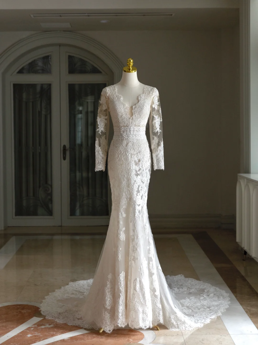 Luxus Meerjungfrau V-Ausschnitt Lange Ärmel Spitze Weißes Hochzeitskleid Bescheidene Hochzeitskleider Prinzessin Hochzeitskleider DH1558