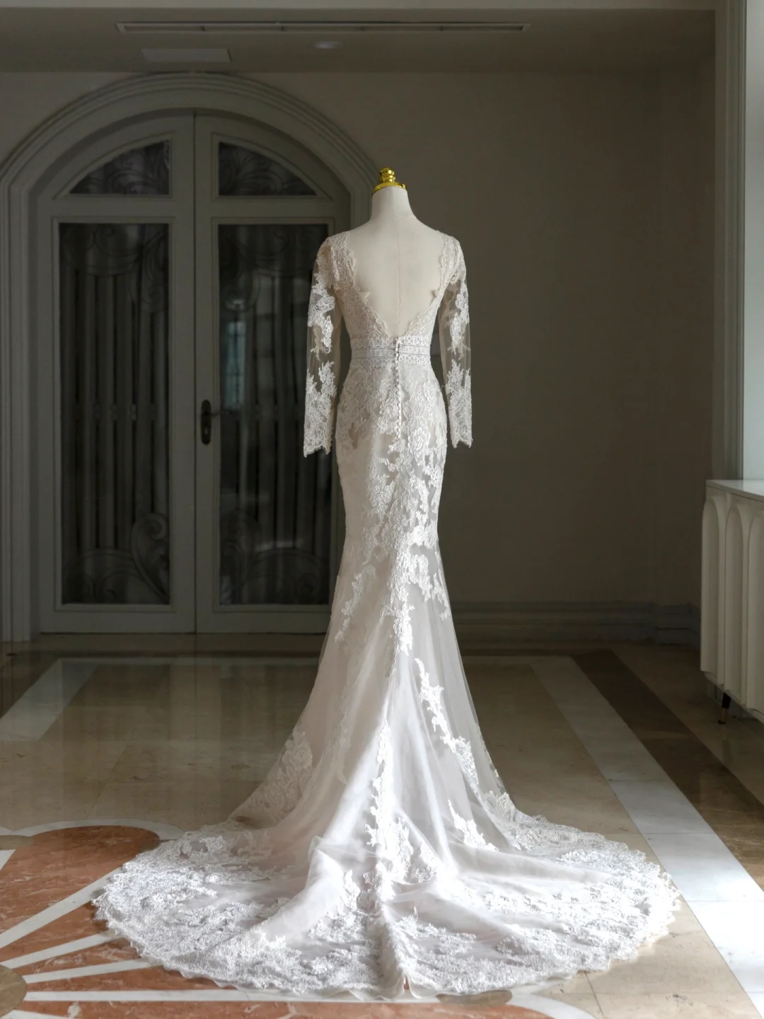 Luxus Meerjungfrau V-Ausschnitt Lange Ärmel Spitze Weißes Hochzeitskleid Bescheidene Hochzeitskleider Prinzessin Hochzeitskleider DH1558