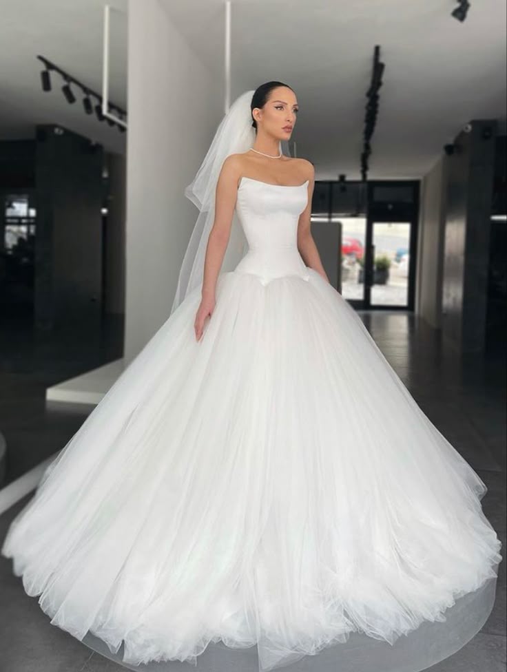 Romantisches Brautkleid Brautkleid Ballkleid Trägerloses Tüll Brautkleid Weiße Satin Brautkleider Bescheidene Brautkleider DH1779