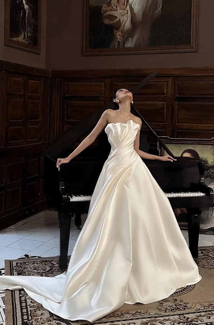 Romantisches Brautkleid Brautkleid Ballkleid Trägerloses Satin Brautkleid Weiße Brautkleider Bescheidene Brautkleider DH1788