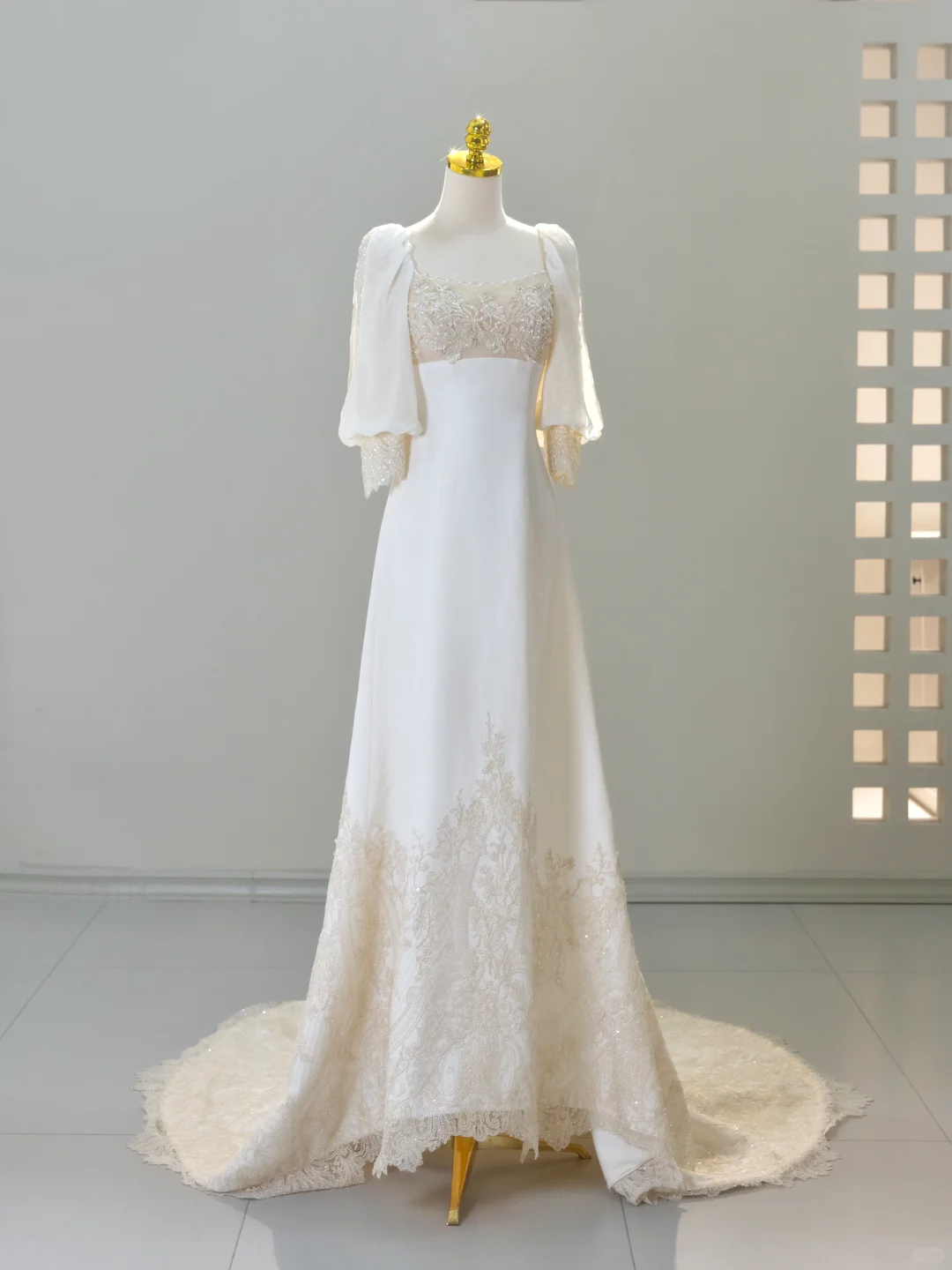 Romantisches Brautkleid Brautkleid A-Linie Square Neck Satin Brautkleid Elfenbein Brautkleider Bescheidene Brautkleider DH2038