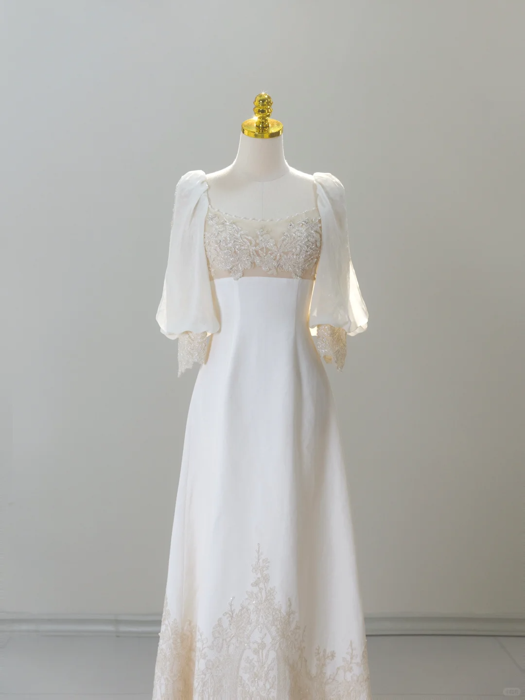 Romantisches Brautkleid Brautkleid A-Linie Square Neck Satin Brautkleid Elfenbein Brautkleider Bescheidene Brautkleider DH2038