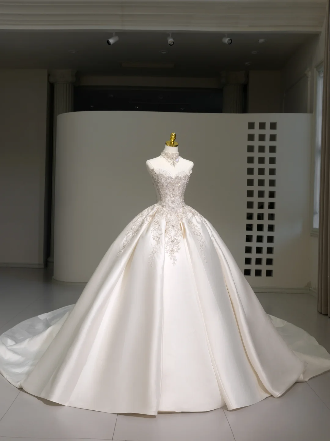 Romantisches Brautkleid Brautkleid Ballkleid Trägerloses Brautkleid Weiße Spitzenapplikationen Brautkleider Bescheidene Brautkleider DH2040
