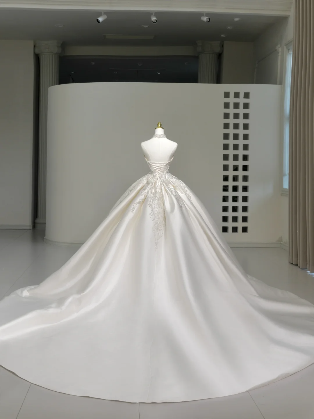 Romantisches Brautkleid Brautkleid Ballkleid Trägerloses Brautkleid Weiße Spitzenapplikationen Brautkleider Bescheidene Brautkleider DH2040
