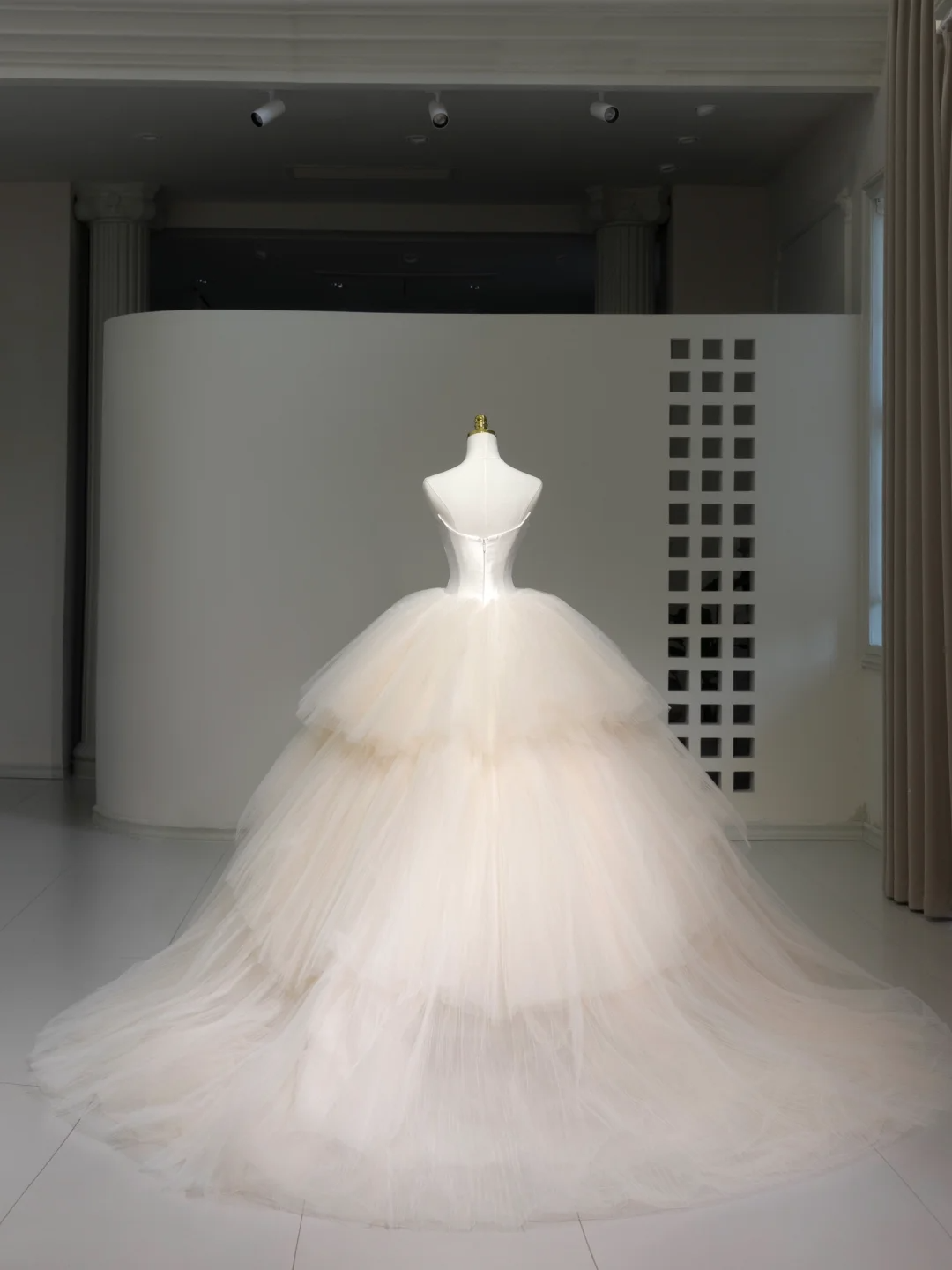 Romantisches Brautkleid Brautkleid Ballkleid Trägerloses Brautkleid Tüll Brautkleider Bescheidene Brautkleider DH2042