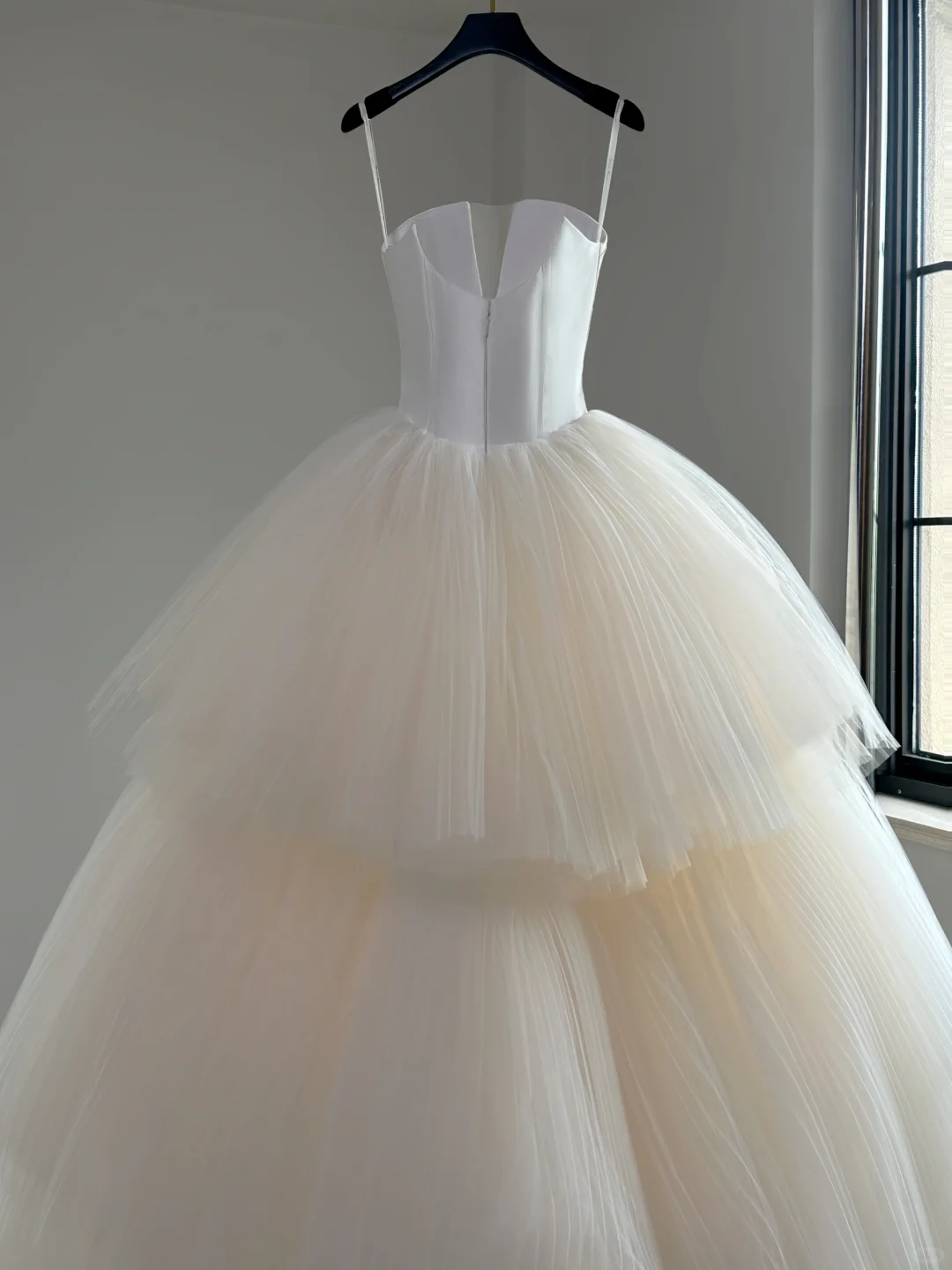 Dreamy Wedding Gown Bridal Dress Ball Gown Strapless Tulle Wedding Dress Long Sleeves Wedding Dresses Modest Wedding Gowns DH2049
