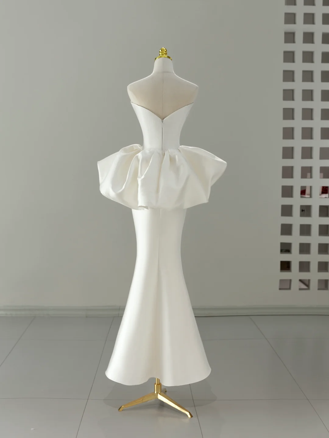 Unique Wedding Dress Mermaid Sweetheart Satin White Sleeveless Long Wedding Dresses Bridal Gowns DH2053
