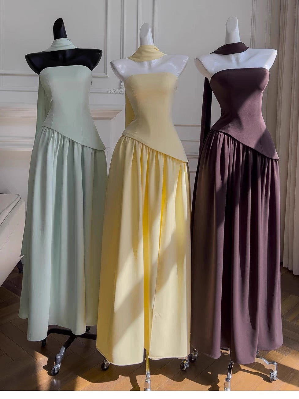 Schlichtes A-Linien-trägerloses, braunes Chiffon-Langballkleid Partykleid zum 20. Geburtstag Outfits Abschlusskleider DH2126