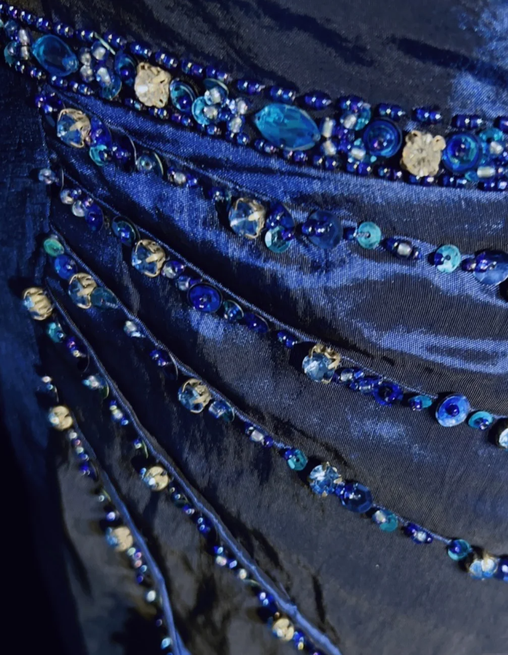 Retro A-Linie V-Ausschnitt Marineblau Kurze Ärmel Mit Silbernen Perlen Lange Blumen Ballkleider Partykleid 21. Geburtstag Outfits Abschlusskleider DH2660