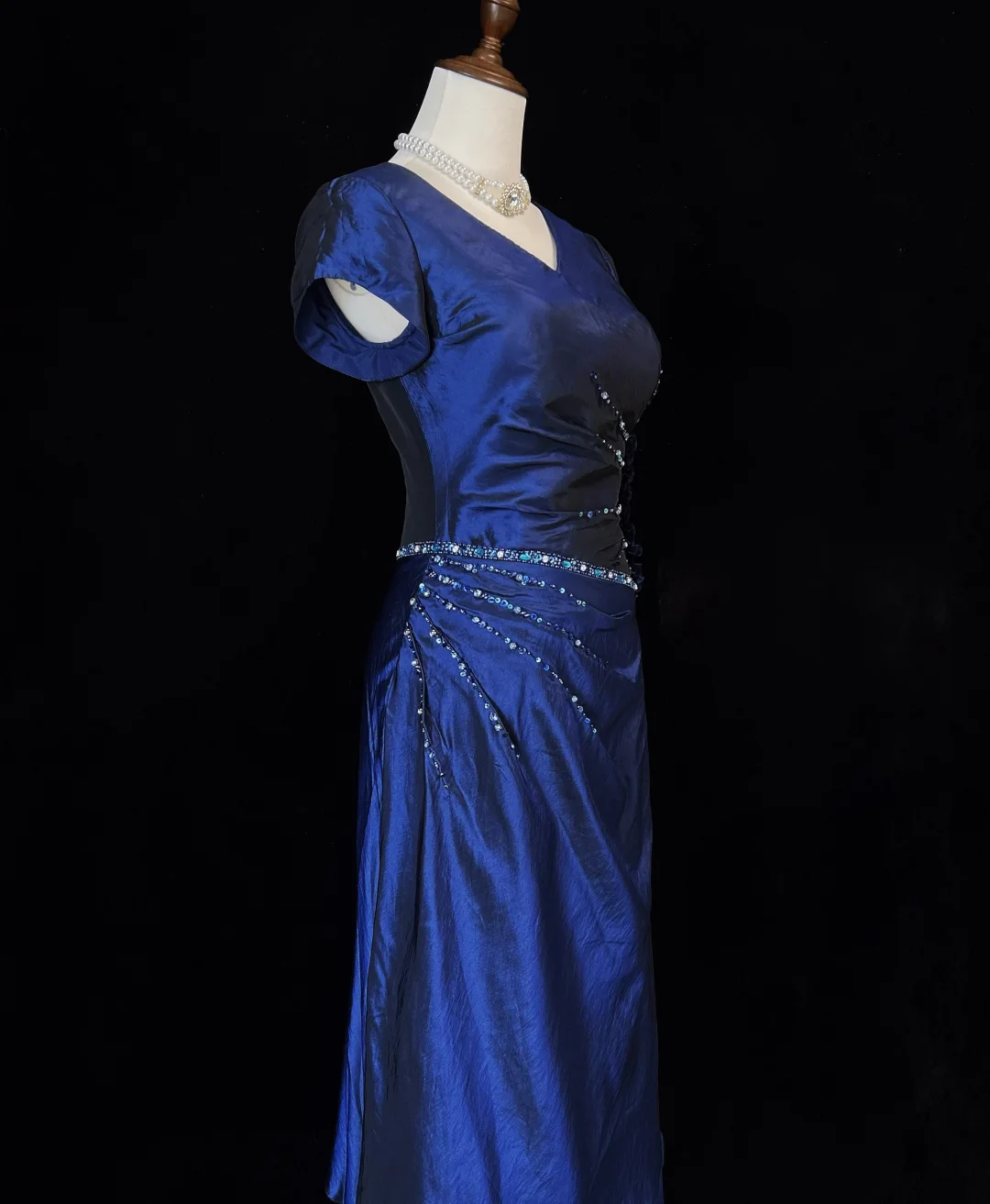 Retro A-Linie V-Ausschnitt Marineblau Kurze Ärmel Mit Silbernen Perlen Lange Blumen Ballkleider Partykleid 21. Geburtstag Outfits Abschlusskleider DH2660