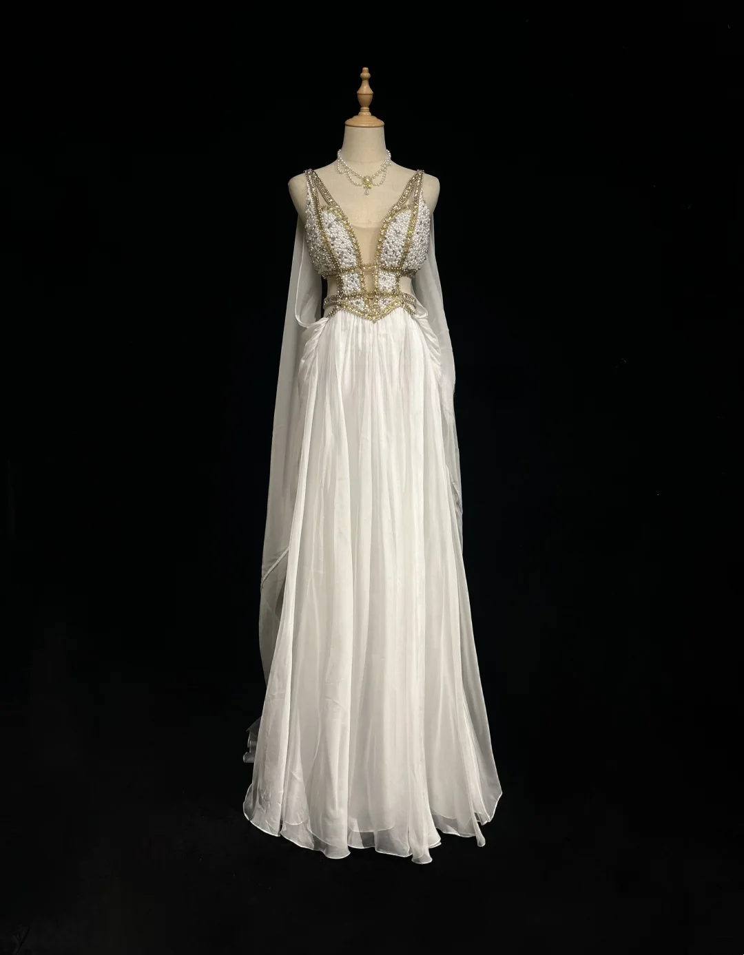 Retro A-Linie V-Ausschnitt Weißer Chiffon mit Silber-Gold-Perlen Lange Blumen Ballkleider Partykleid 21. Geburtstag Outfits Ballkleider DH2662
