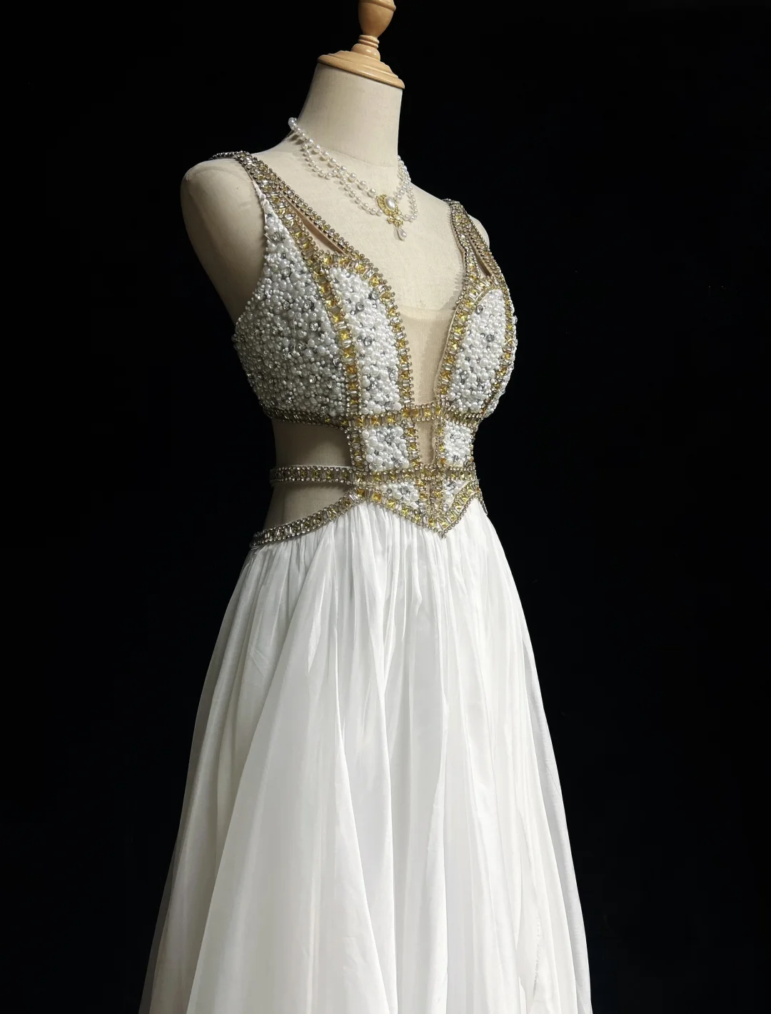 Retro A-Linie V-Ausschnitt Weißer Chiffon mit Silber-Gold-Perlen Lange Blumen Ballkleider Partykleid 21. Geburtstag Outfits Ballkleider DH2662