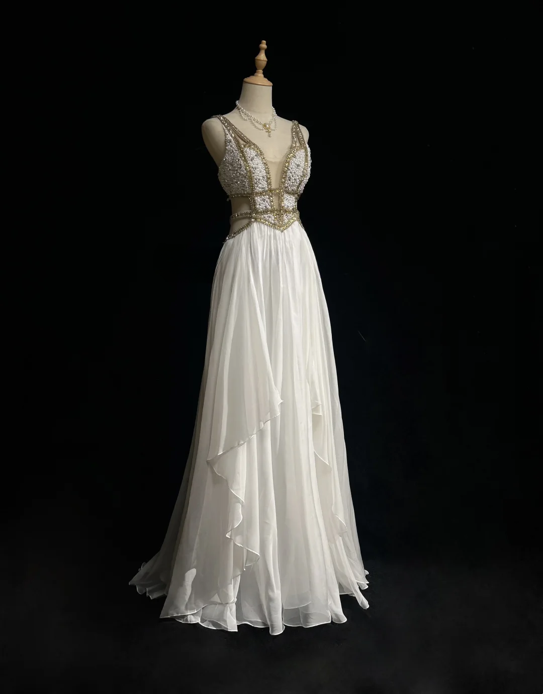 Retro A-Linie V-Ausschnitt Weißer Chiffon mit Silber-Gold-Perlen Lange Blumen Ballkleider Partykleid 21. Geburtstag Outfits Ballkleider DH2662