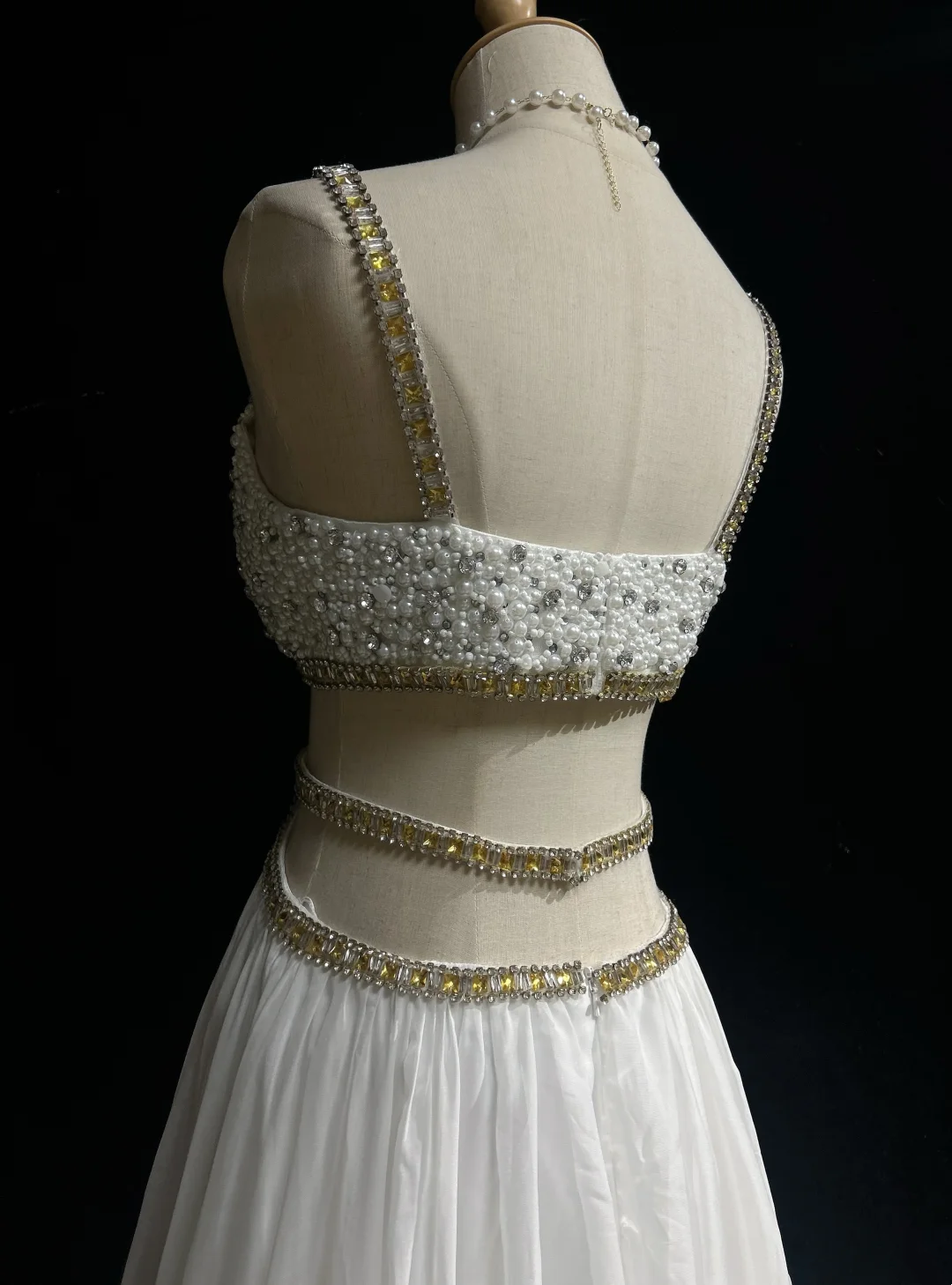 Retro A-Linie V-Ausschnitt Weißer Chiffon mit Silber-Gold-Perlen Lange Blumen Ballkleider Partykleid 21. Geburtstag Outfits Ballkleider DH2662