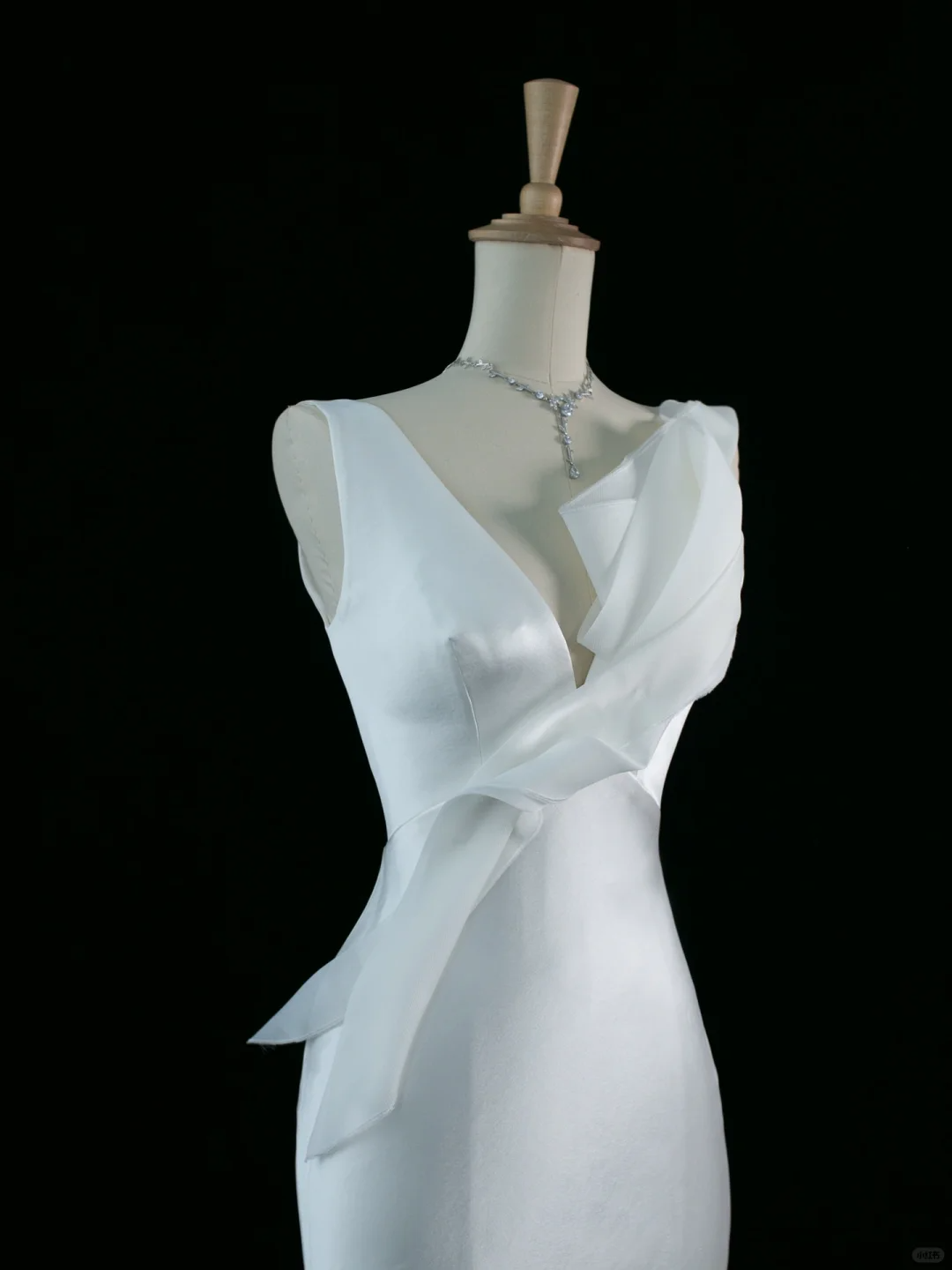 Hübsches Hochzeitskleid Meerjungfrau V-Ausschnitt Weiß Satin Lange Vintage Brautkleider Brautkleider Bräute Kleid DH352