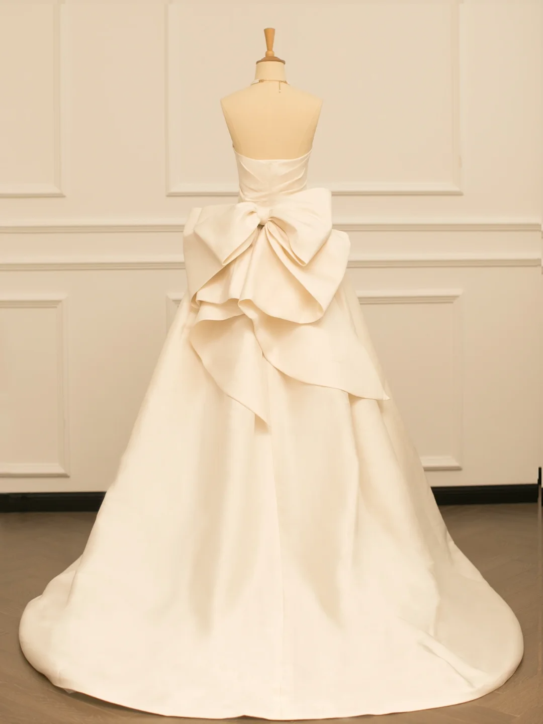 Robe de mariée élégante, robe de bal, manches en cœur, satin ivoire, robes de mariée longues d'été, robes de mariée DH362