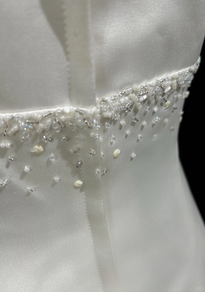 Robe de mariée vintage trapèze à bretelles spaghetti en satin blanc sans manches, longue, avec cape DH524