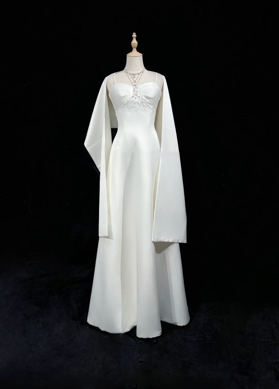 Robe de mariée vintage trapèze à bretelles spaghetti en satin blanc sans manches, longue, avec cape DH524