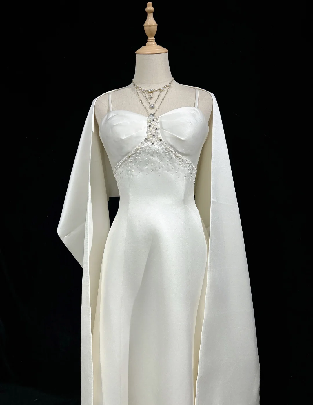Robe de mariée vintage trapèze à bretelles spaghetti en satin blanc sans manches, longue, avec cape DH524