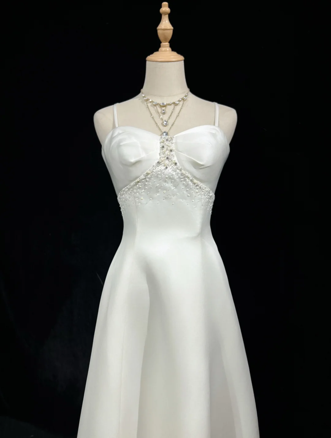 Robe de mariée vintage trapèze à bretelles spaghetti en satin blanc sans manches, longue, avec cape DH524