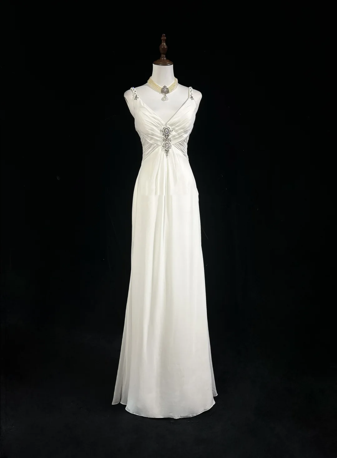 Moderne A-Linie Träger Silber Perlen Chiffon Langes weißes rückenfreies Brautkleid Elegante Brautkleider DH657