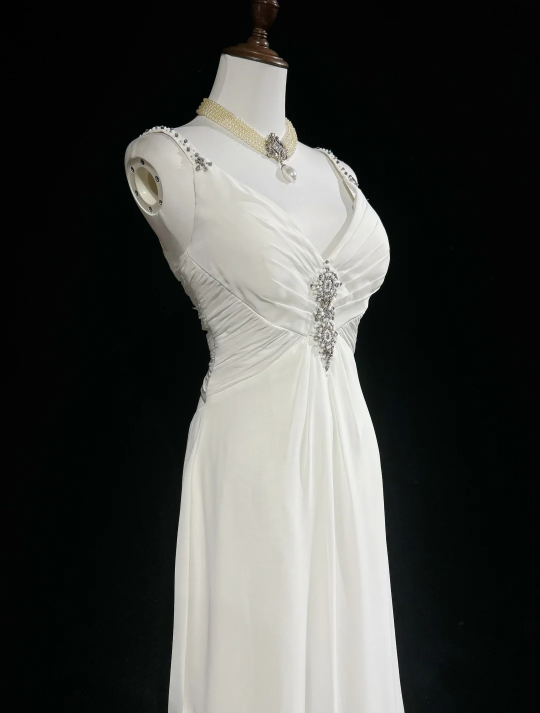 Moderne A-Linie Träger Silber Perlen Chiffon Langes weißes rückenfreies Brautkleid Elegante Brautkleider DH657