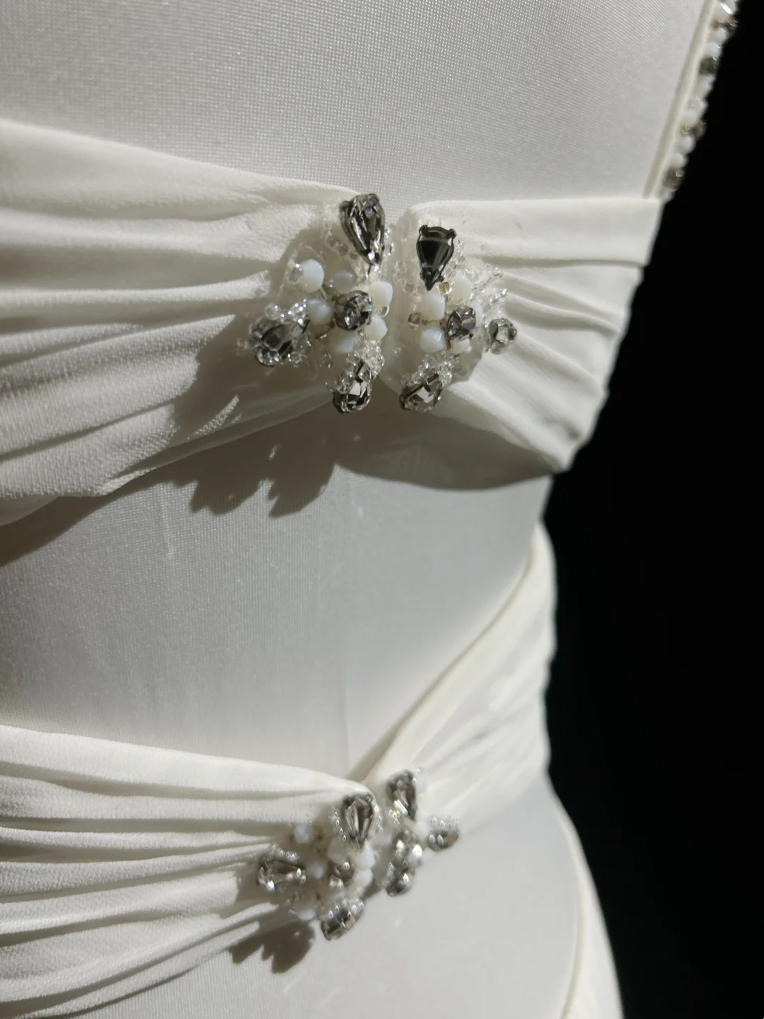 Moderne A-Linie Träger Silber Perlen Chiffon Langes weißes rückenfreies Brautkleid Elegante Brautkleider DH657