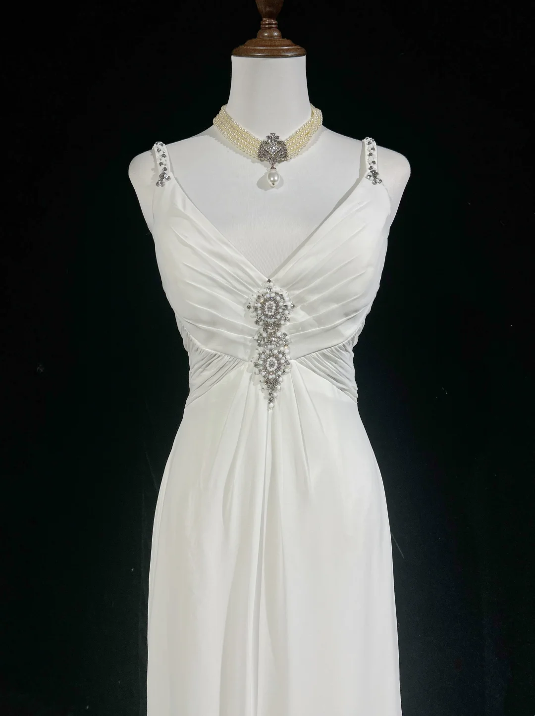 Moderne A-Linie Träger Silber Perlen Chiffon Langes weißes rückenfreies Brautkleid Elegante Brautkleider DH657