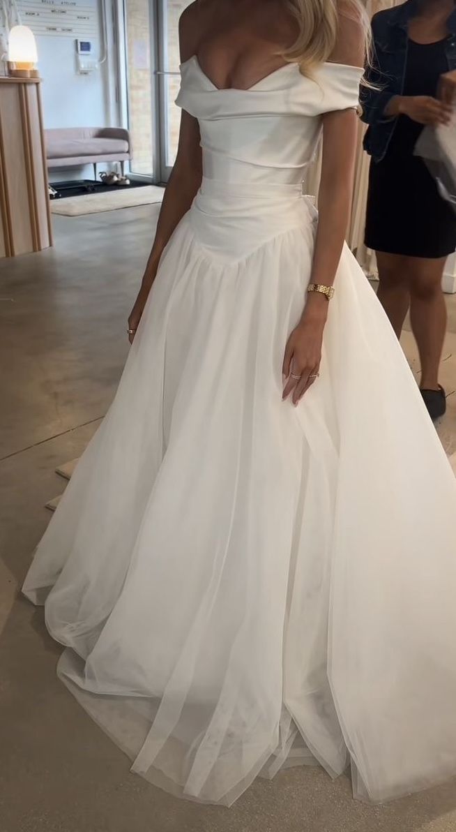Klassisches Brautkleid Ballkleid aus der Schulter kurze Ärmel Satin weiße Brautkleider minimalistische Brautkleider DH746