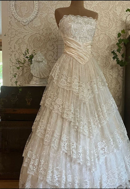 Princess Bridal Dress Ball Gown Strapless Sleeveless Lace White Appliques Wedding Dresses Pretty Bridal Gowns DH949