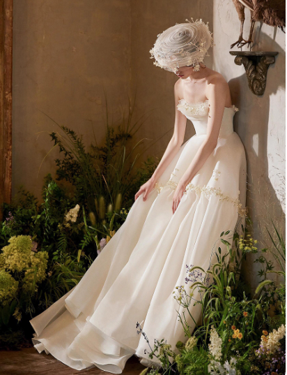 Timeless Strapless A-Line Long Wedding Dresses Tulle White Bridal Gowns Sleeveless Bridal Dresses DP4217