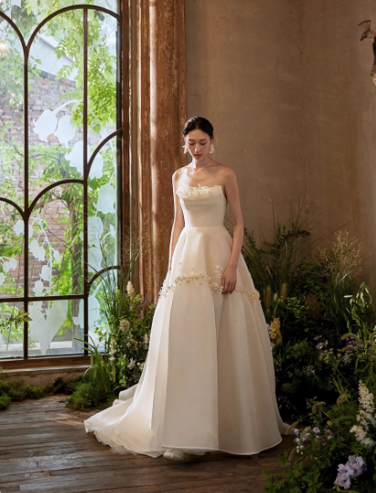 Timeless Strapless A-Line Long Wedding Dresses Tulle White Bridal Gowns Sleeveless Bridal Dresses DP4217