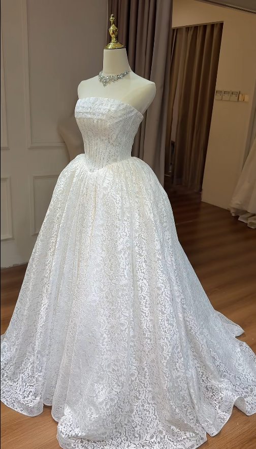 Timeless Strapless Ball Gown Lace Long Wedding Dresses Appliques White Bridal Gowns Sleeveless Bridal DressesDP04307