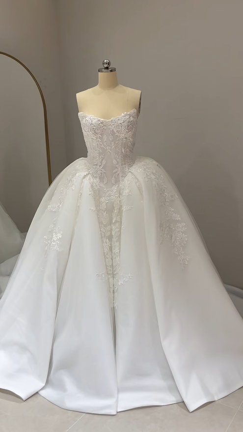 Timeless Strapless Ball Gown Tulle Long Wedding Dresses Beaded Appliques White Bridal Gowns Sleeveless Bridal Dresses DP04308