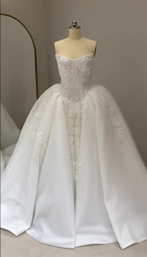 Timeless Strapless Ball Gown Tulle Long Wedding Dresses Beaded Appliques White Bridal Gowns Sleeveless Bridal Dresses DP04308