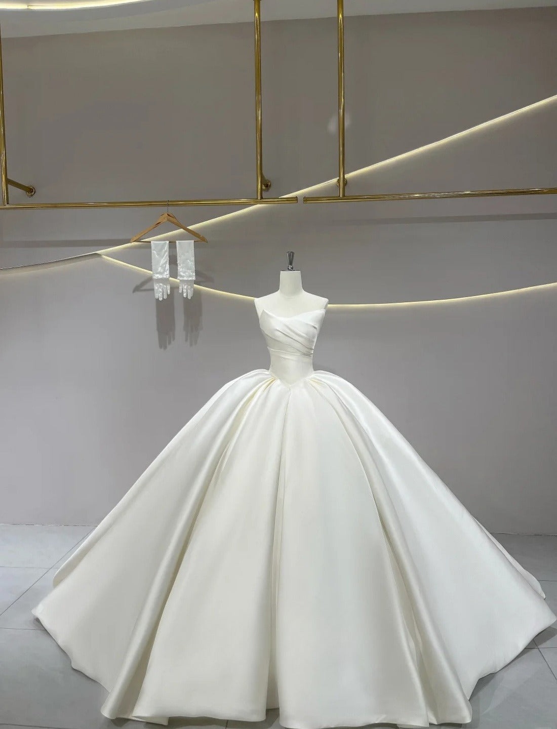 Chic Strapless Ball Gown Long Wedding Dresses Satin White Bridal Gowns Sleeveless Bridal Dresses DP04312