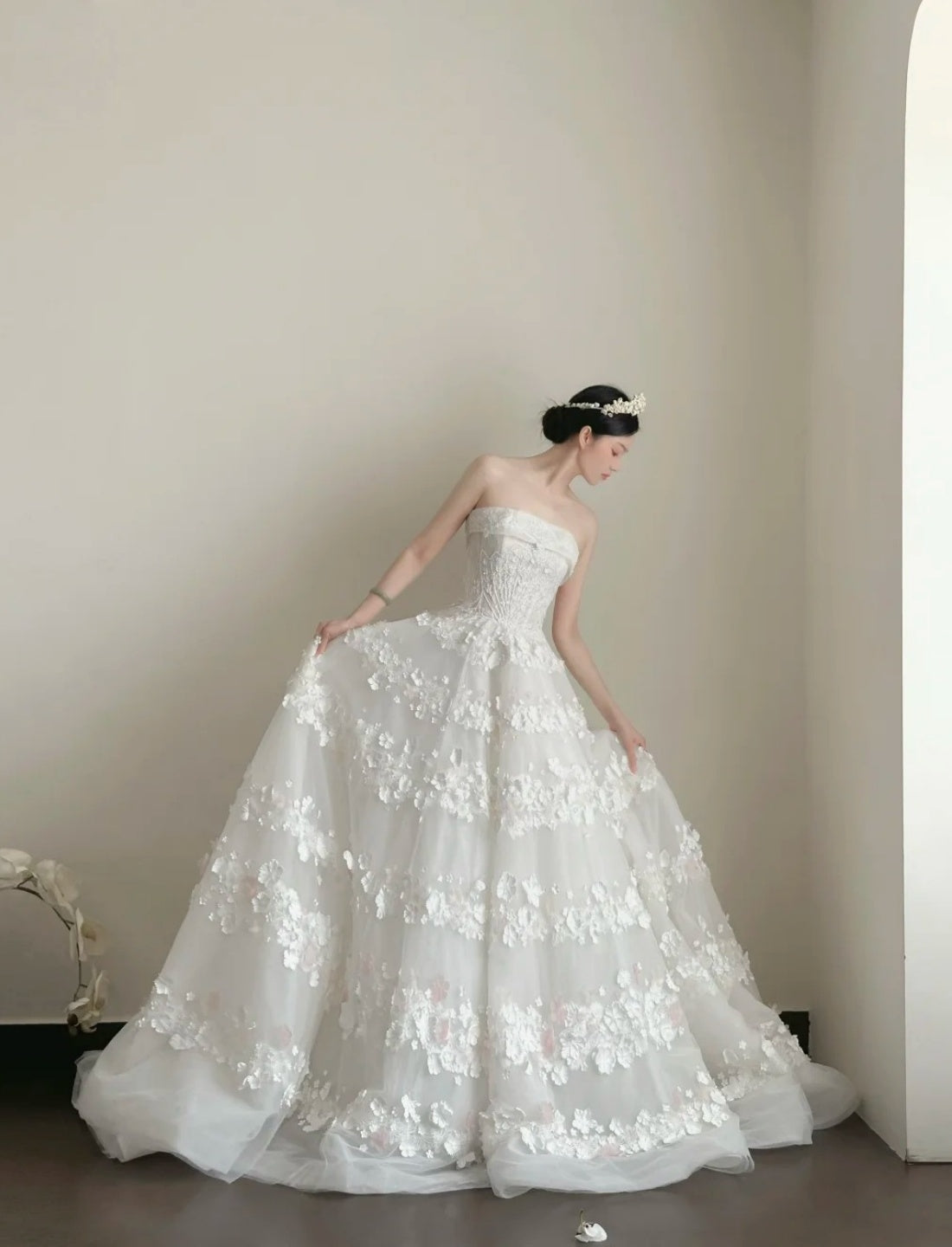 Chic Strapless A-Line Long Wedding Dresses Tulle Appliques White Bridal Gowns Sleeveless Bridal Dresses DP04313