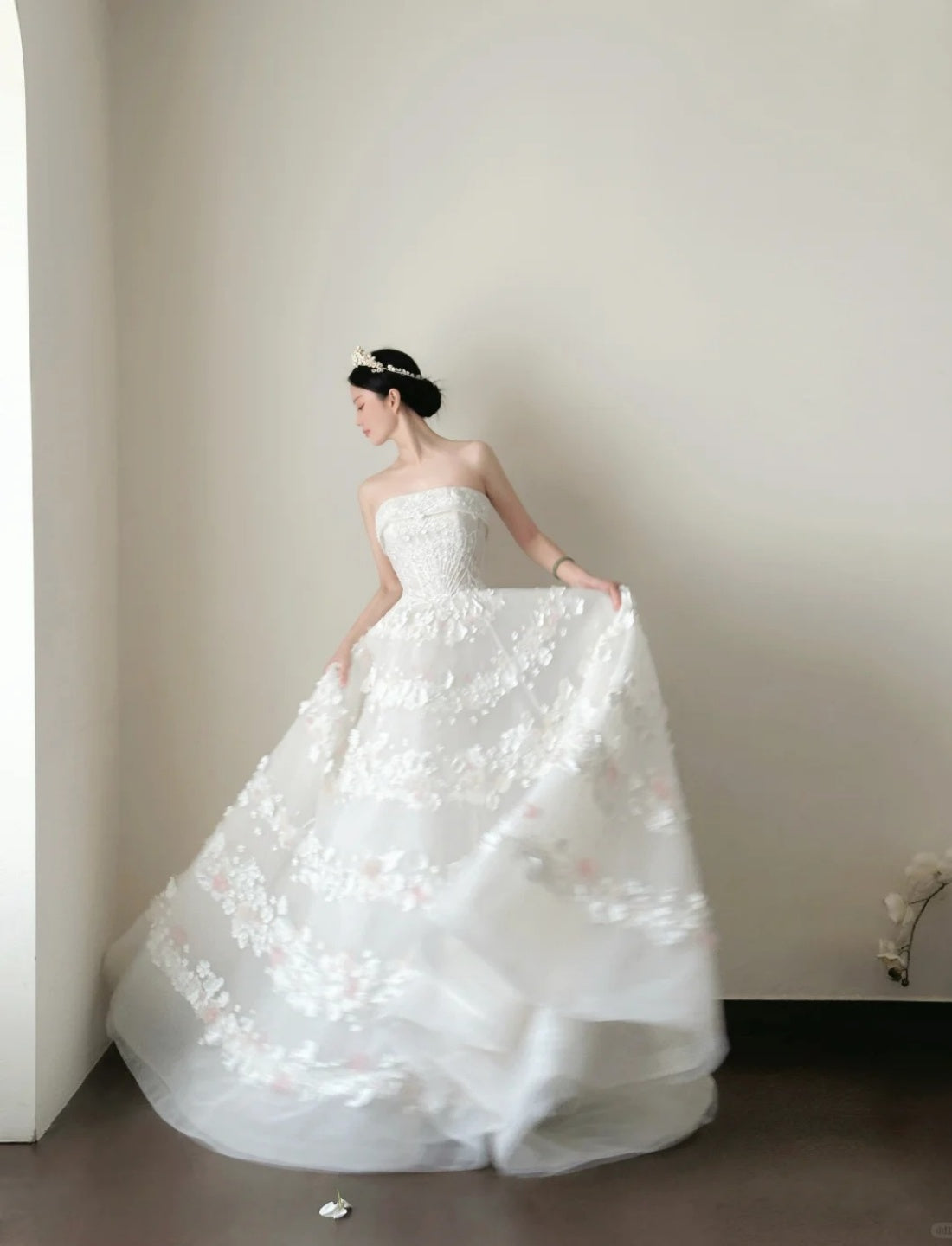 Chic Strapless A-Line Long Wedding Dresses Tulle Appliques White Bridal Gowns Sleeveless Bridal Dresses DP04313