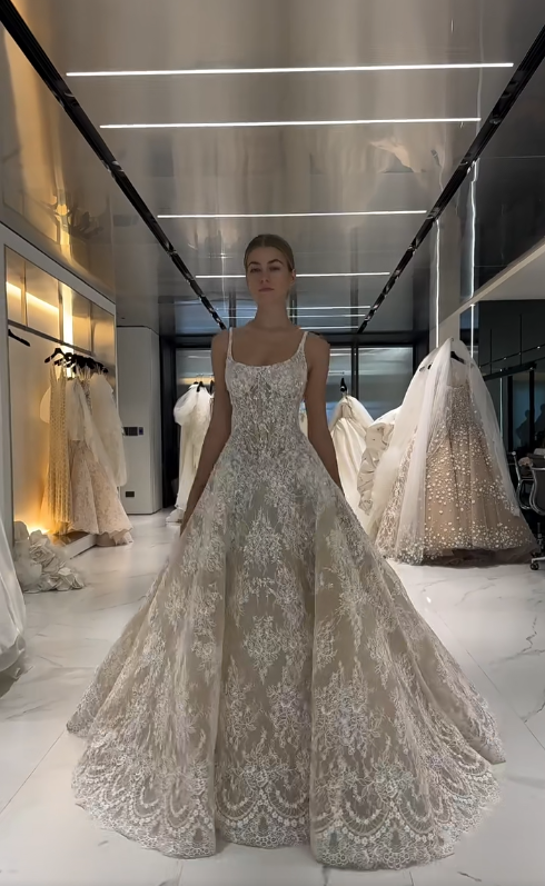 Timeless A-Line Long Wedding Dress Appliques Tulle Spaghetti Straps Champagne Bridal Dress Beaded Sleeveless Bridal Gown DP04823