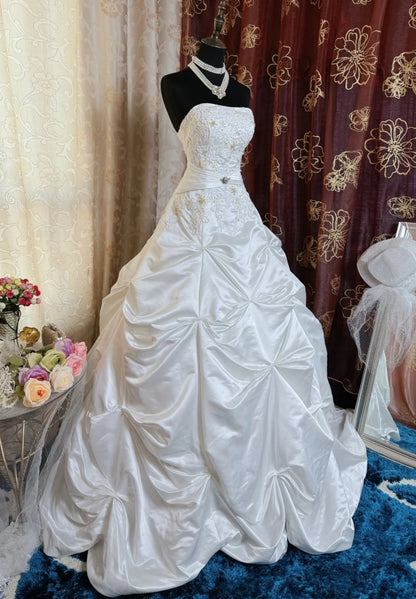 Elegant A-Line Long Wedding Dress Satin Strapless White Bridal Gown Sleeveless Beaded Bridal Dress DP05003