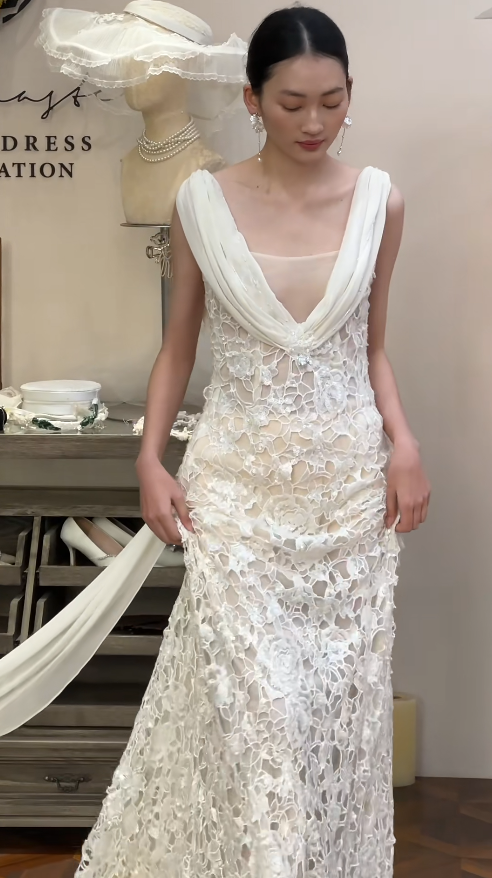 Timeless Sheath Long Wedding Dress Tulle Appliques V-neck White Bridal Gown Sleeveless Bridal Dress DP05007